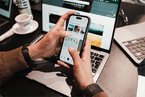 Foto que exibe o site em dispositivos móveis